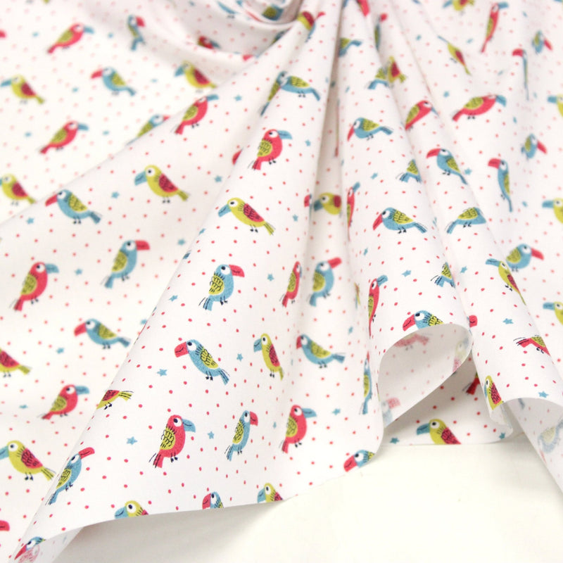 Tissu cotonnade enfant aux petits toucans multicolores sur fond blanc - tissuspipi.com