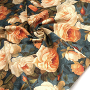 Tissu gabardine coton imprimée floral aux roses oranges et corail, fond bleu canard faux - uni - tissuspipi.com