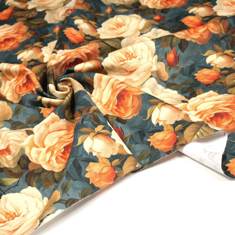 Tissu gabardine coton imprimée floral aux roses oranges et corail, fond bleu canard faux - uni - tissuspipi.com