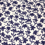 Tissu cotonnade motif japonais HANA - E, aux fleurs dessinées bleues, fond écru - tissuspipi.com