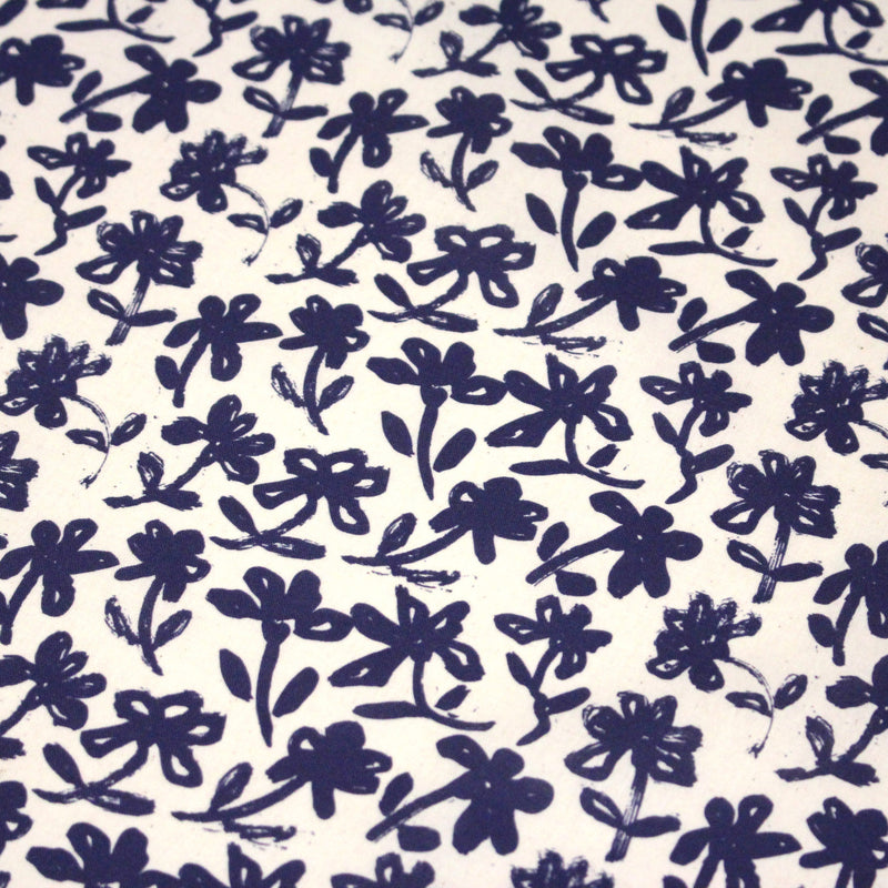Tissu cotonnade motif japonais HANA - E, aux fleurs dessinées bleues, fond écru - tissuspipi.com