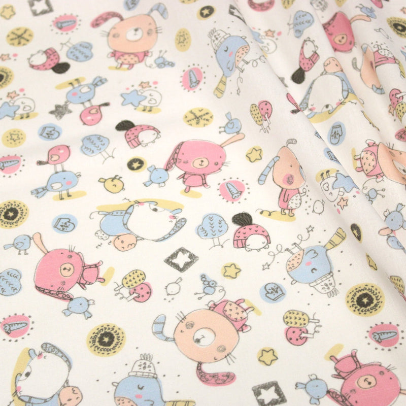 Tissu cotonnade enfant aux animaux de la forêt en hiver rose et bleu sur fond blanc - tissuspipi.com