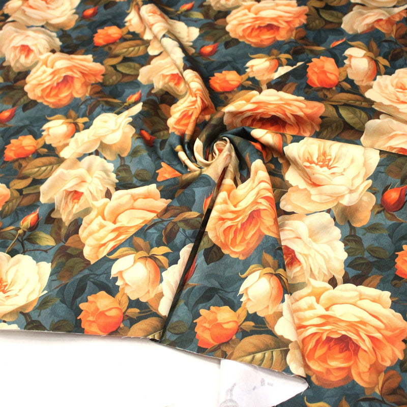 Tissu gabardine coton imprimée floral aux roses oranges et corail, fond bleu canard faux - uni - tissuspipi.com