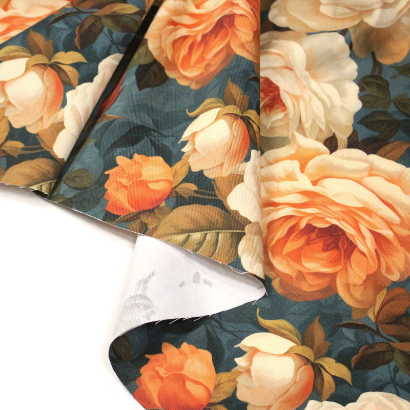 Tissu gabardine coton imprimée floral aux roses oranges et corail, fond bleu canard faux - uni - tissuspipi.com