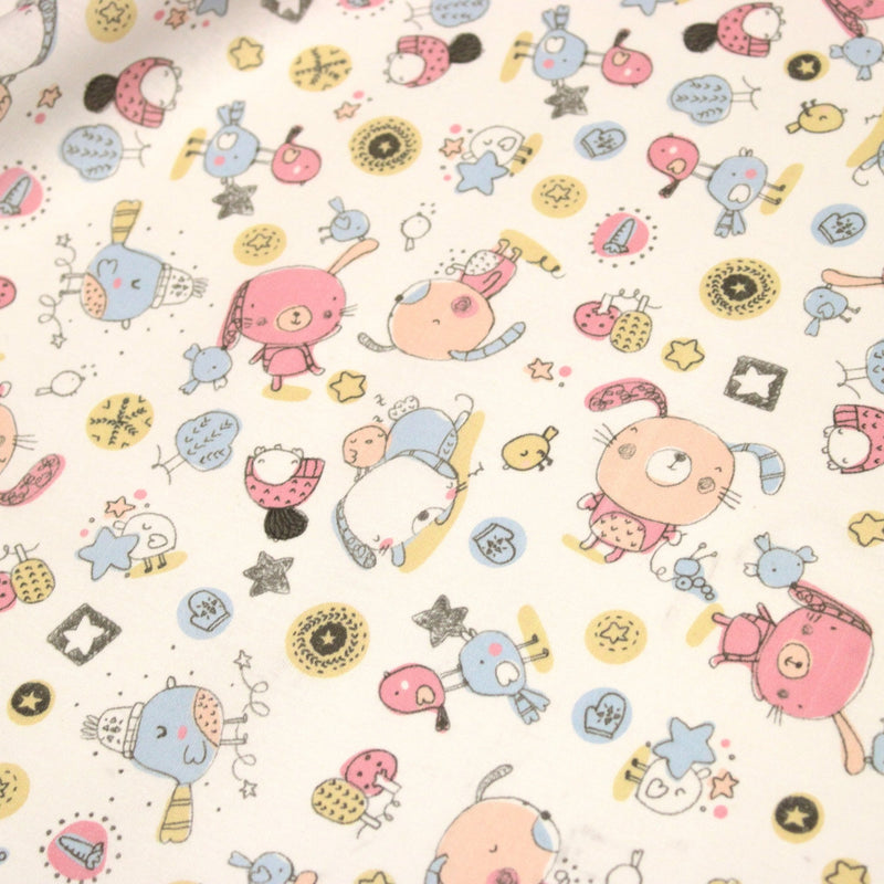 Tissu cotonnade enfant aux animaux de la forêt en hiver rose et bleu sur fond blanc - tissuspipi.com