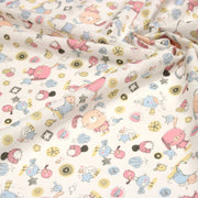Tissu cotonnade enfant aux animaux de la forêt en hiver rose et bleu sur fond blanc - tissuspipi.com