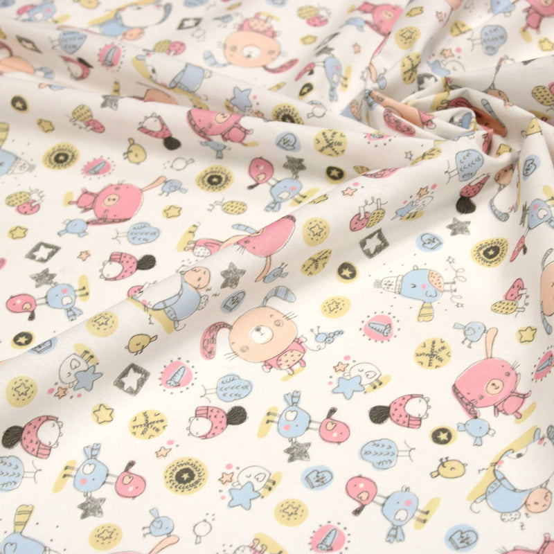 Tissu cotonnade enfant aux animaux de la forêt en hiver rose et bleu sur fond blanc - tissuspipi.com