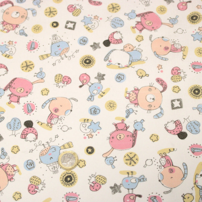 Tissu cotonnade enfant aux animaux de la forêt en hiver rose et bleu sur fond blanc - tissuspipi.com