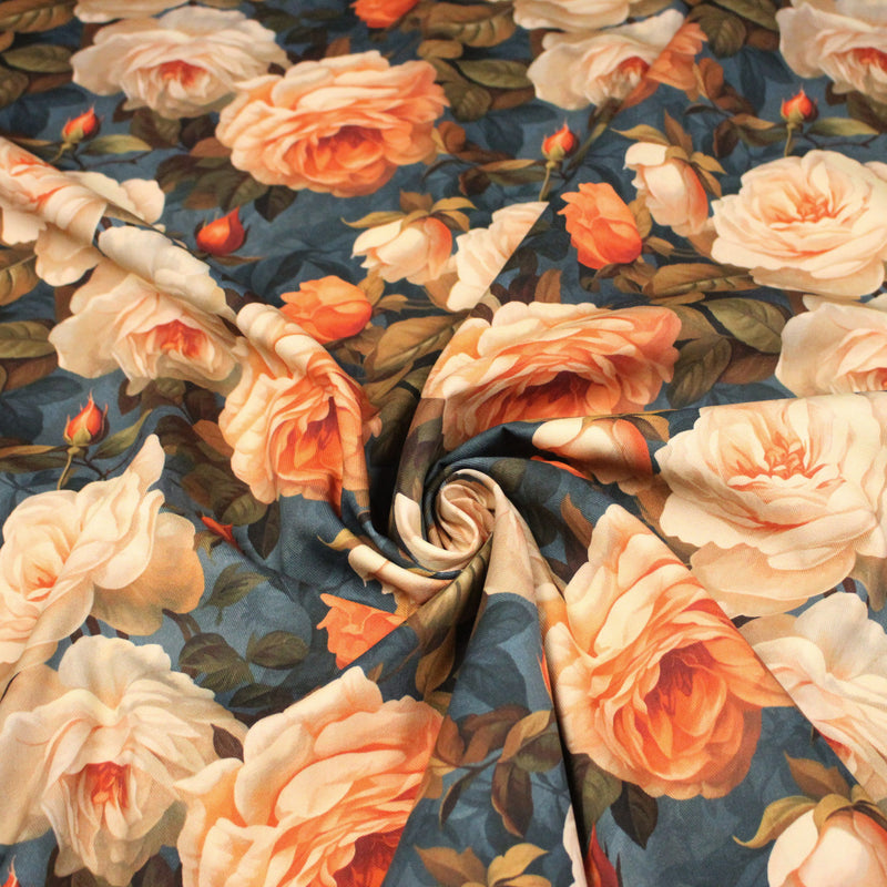 Tissu gabardine coton imprimée floral aux roses oranges et corail, fond bleu canard faux - uni - tissuspipi.com