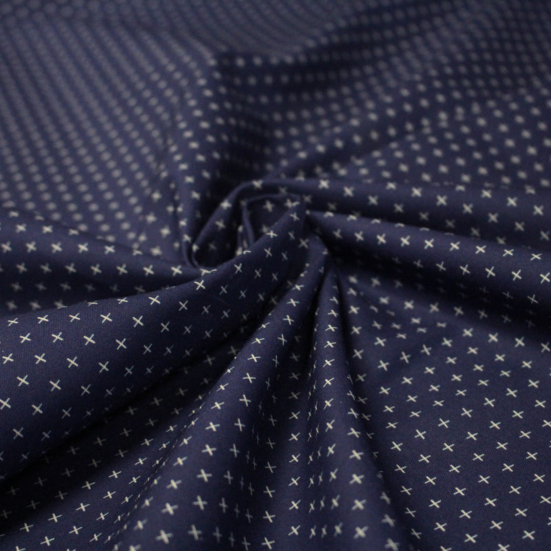 Tissu cotonnade motif japonais KA - KASURI, aux fines croix écrues, fond bleu indigo - tissuspipi.com