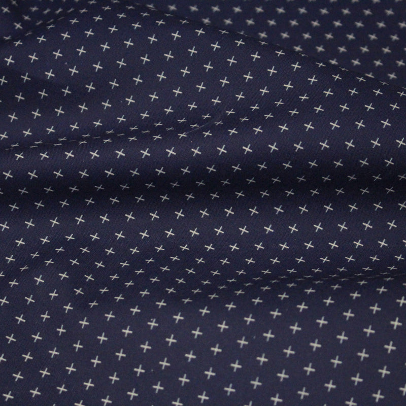 Tissu cotonnade motif japonais KA - KASURI, aux fines croix écrues, fond bleu indigo - tissuspipi.com