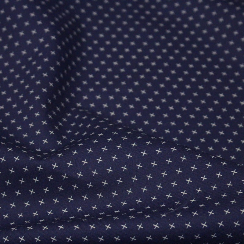 Tissu cotonnade motif japonais KA - KASURI, aux fines croix écrues, fond bleu indigo - tissuspipi.com