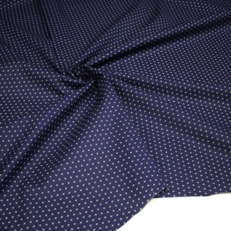Tissu cotonnade motif japonais KA - KASURI, aux fines croix écrues, fond bleu indigo - tissuspipi.com