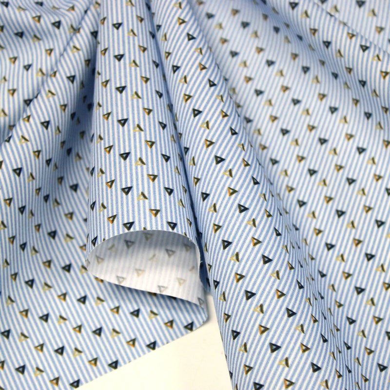 Tissu cotonnade enfant à fines rayures bleu ciel et petits triangles noirs et ocre - tissuspipi.com