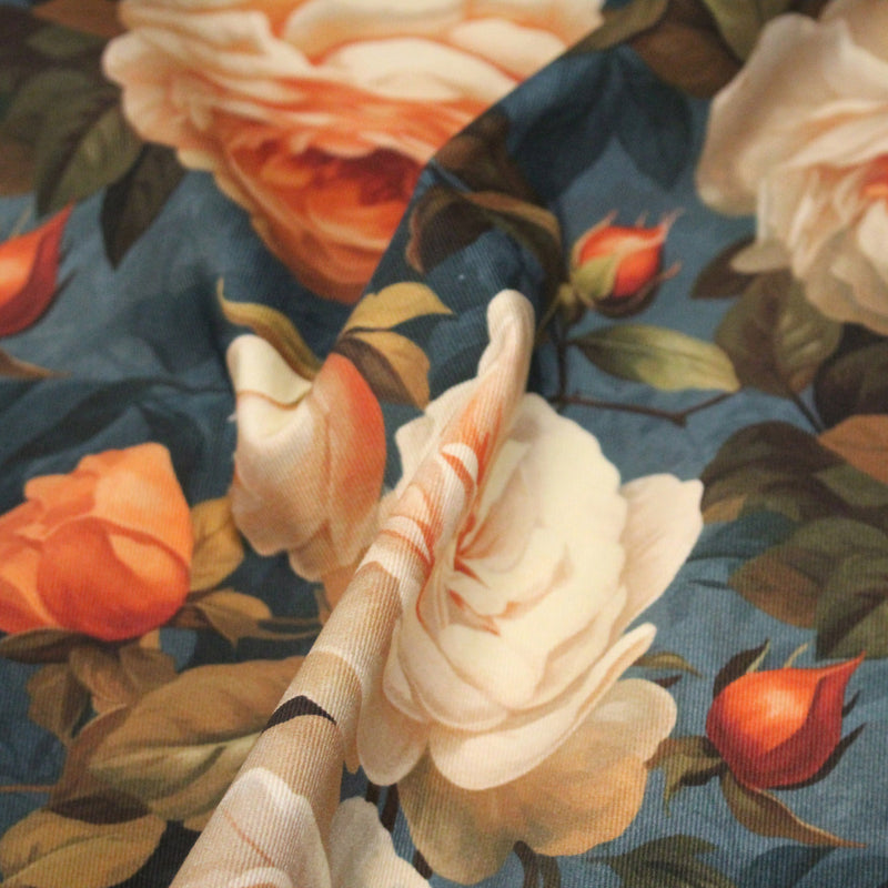 Tissu gabardine coton imprimée floral aux roses oranges et corail, fond bleu canard faux - uni - tissuspipi.com
