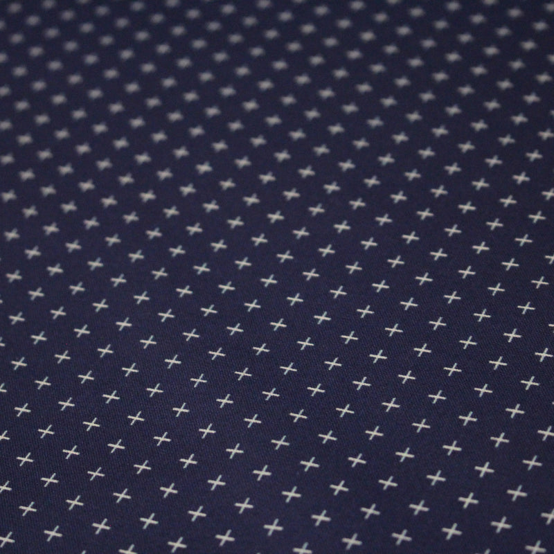 Tissu cotonnade motif japonais KA - KASURI, aux fines croix écrues, fond bleu indigo - tissuspipi.com