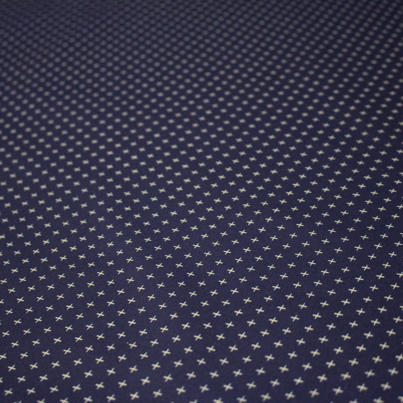 Tissu cotonnade motif japonais KA - KASURI, aux fines croix écrues, fond bleu indigo - tissuspipi.com