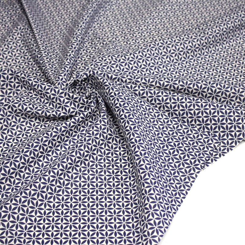 Tissu cotonnade motif japonais feuilles géométriques ASANOHA, bleu indigo & écru - tissuspipi.com
