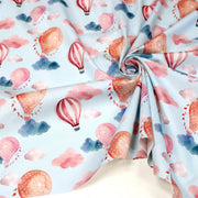 Tissu cotonnade enfant aux montgolfières roses et nuages sur fond bleu ciel - tissuspipi.com