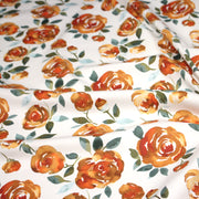 Tissu gabardine coton imprimée blanc aux roses oranges façon aquarelle - tissuspipi.com