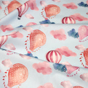 Tissu cotonnade enfant aux montgolfières roses et nuages sur fond bleu ciel - tissuspipi.com