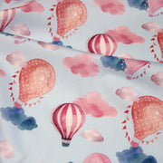 Tissu cotonnade enfant aux montgolfières roses et nuages sur fond bleu ciel - tissuspipi.com
