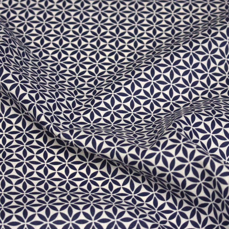 Tissu cotonnade motif japonais feuilles géométriques ASANOHA, bleu indigo & écru - tissuspipi.com