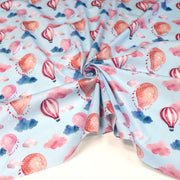 Tissu cotonnade enfant aux montgolfières roses et nuages sur fond bleu ciel - tissuspipi.com
