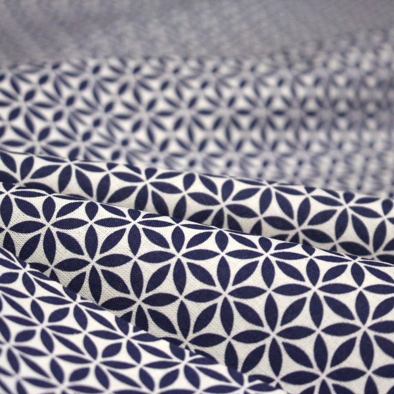 Tissu cotonnade motif japonais feuilles géométriques ASANOHA, bleu indigo & écru - tissuspipi.com