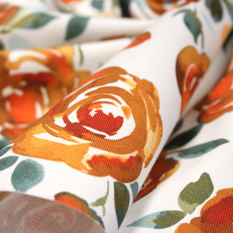 Tissu gabardine coton imprimée blanc aux roses oranges façon aquarelle - tissuspipi.com