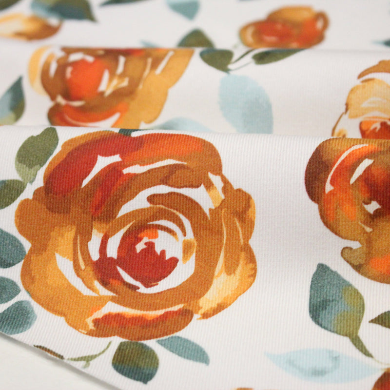 Tissu gabardine coton imprimée blanc aux roses oranges façon aquarelle - tissuspipi.com