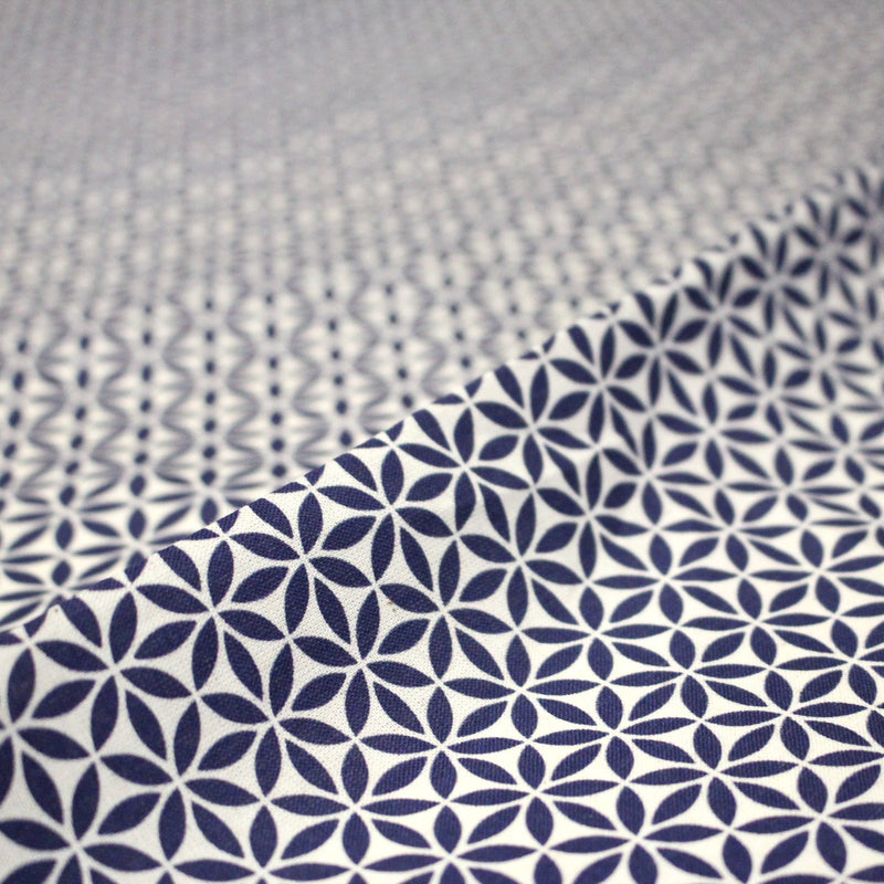 Tissu cotonnade motif japonais feuilles géométriques ASANOHA, bleu indigo & écru - tissuspipi.com