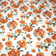 Tissu gabardine coton imprimée blanc aux roses oranges façon aquarelle - tissuspipi.com