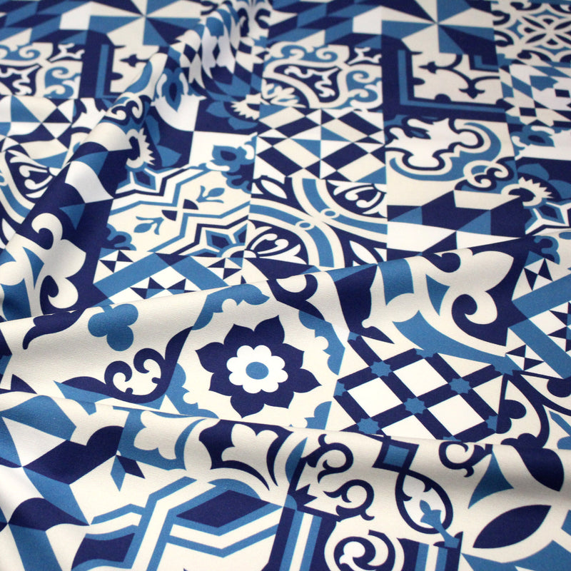 Tissu gabardine coton imprimée motif carreaux de faïence azulejos modernes, trois couleurs dispos - STANDARD 100 OEKO - TEX - tissuspipi.com