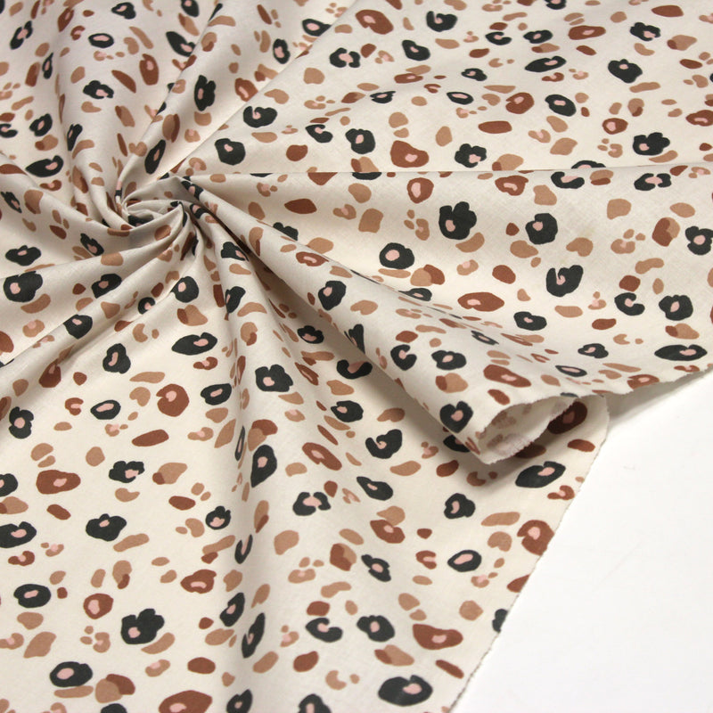 Tissu cotonnade LEOPARD, écru et taches léopard noires, roses, ocres - OEKO - TEX STANDARD 100 - tissuspipi.com