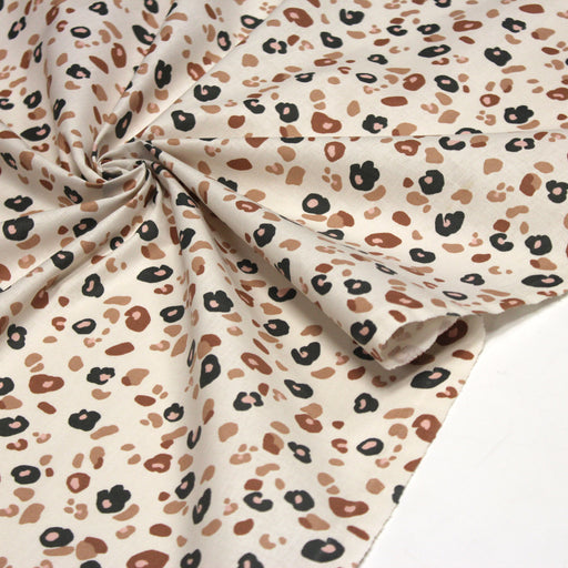 Tissu cotonnade LEOPARD, écru et taches léopard noires, roses, ocres - OEKO - TEX STANDARD 100 - tissuspipi.com
