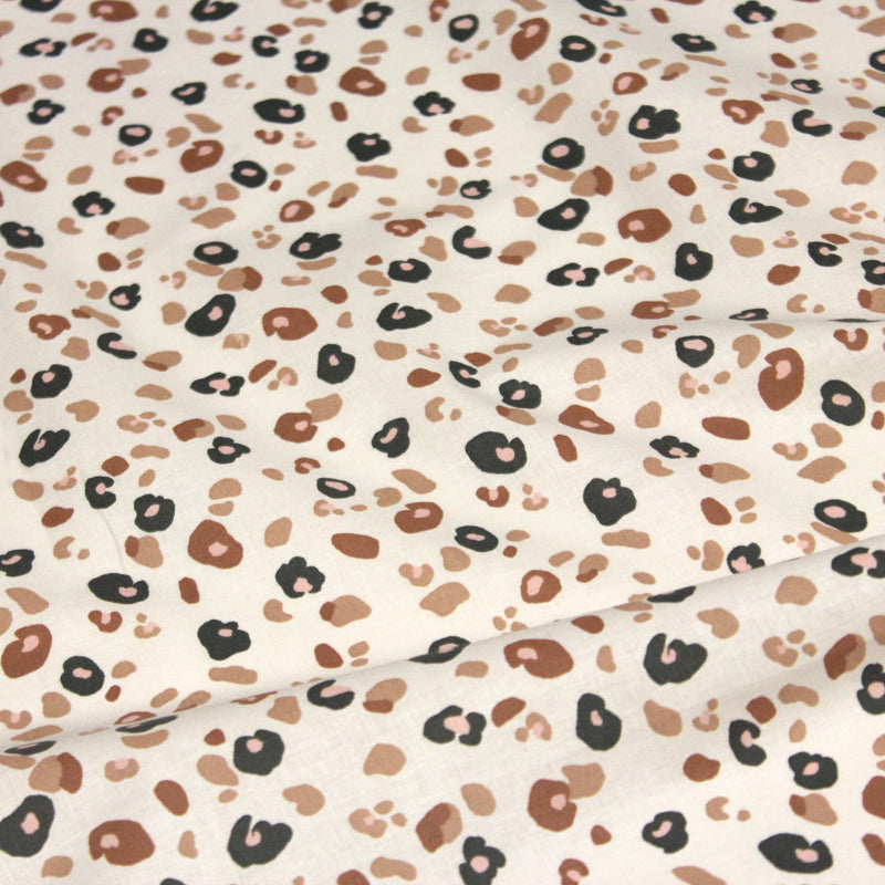 Tissu cotonnade LEOPARD, écru et taches léopard noires, roses, ocres - OEKO - TEX STANDARD 100 - tissuspipi.com