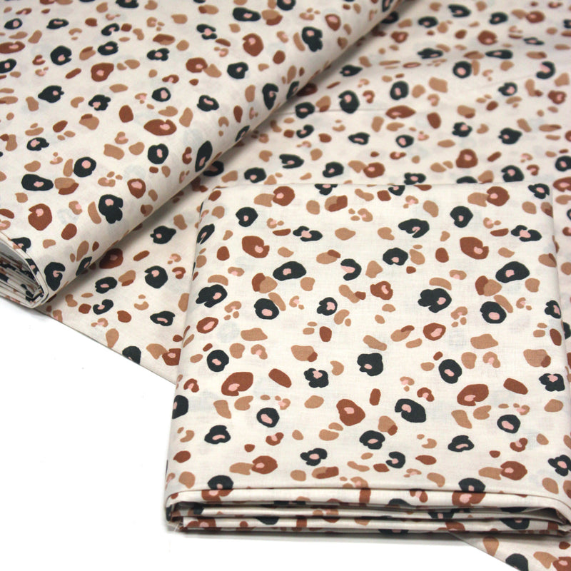 Tissu cotonnade LEOPARD, écru et taches léopard noires, roses, ocres - OEKO - TEX STANDARD 100 - tissuspipi.com