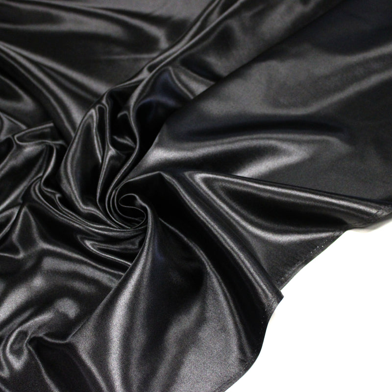 Tissu satin polyester noir uni, fabrication italienne - tissuspipi.com