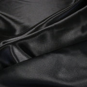 Tissu satin polyester noir uni, fabrication italienne - tissuspipi.com