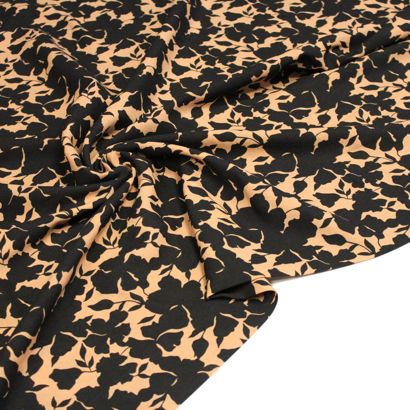Tissu viscose fluide ocre aux feuilles noires façon silhouette - OEKO-TEX STANDARD 100 - tissuspipi.com