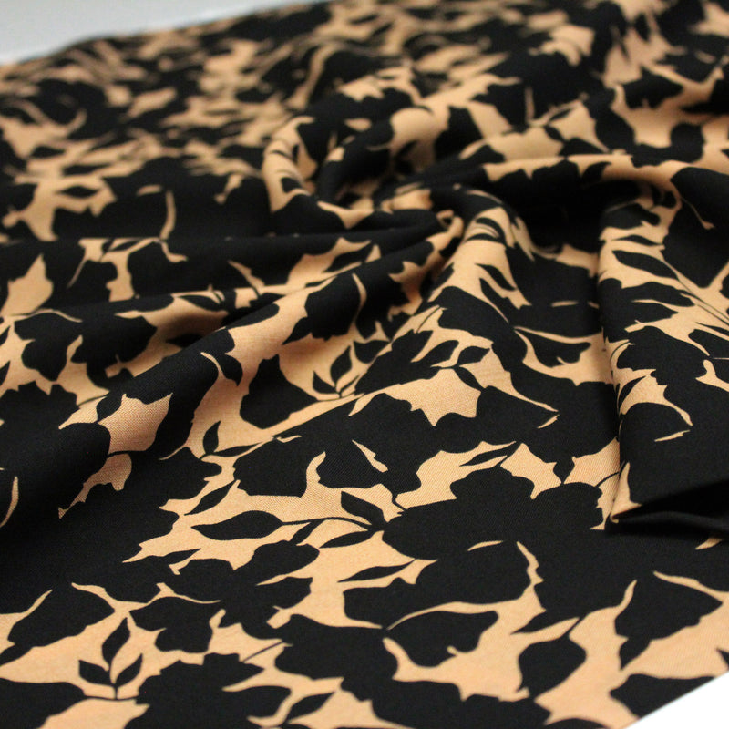 Tissu viscose fluide ocre aux feuilles noires façon silhouette - OEKO-TEX STANDARD 100 - tissuspipi.com