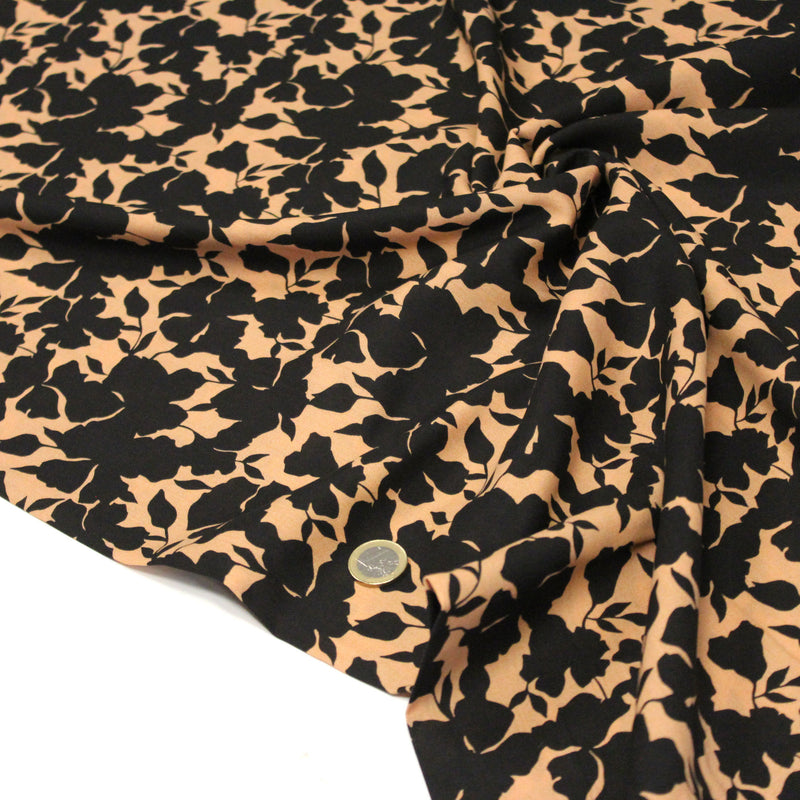 Tissu viscose fluide ocre aux feuilles noires façon silhouette - OEKO-TEX STANDARD 100 - tissuspipi.com
