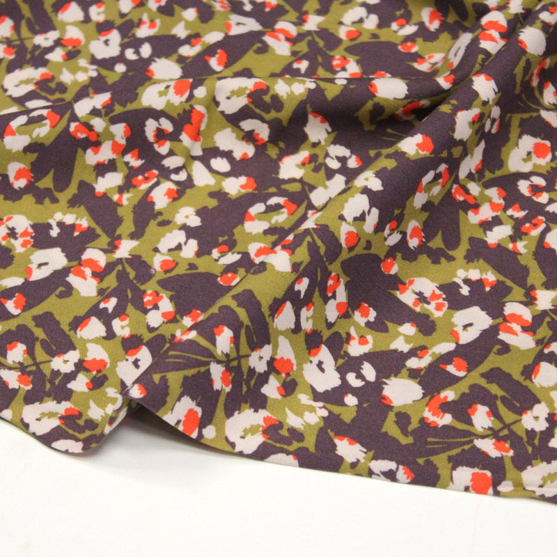 Tissu viscose fluide au feuillage abstrait vert & violet, taches écrues et oranges - OEKO-TEX STANDARD 100 - tissuspipi.com