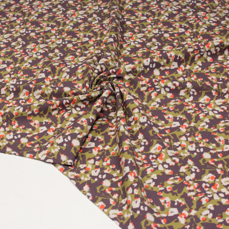 Tissu viscose fluide au feuillage abstrait vert & violet, taches écrues et oranges - OEKO-TEX STANDARD 100 - tissuspipi.com
