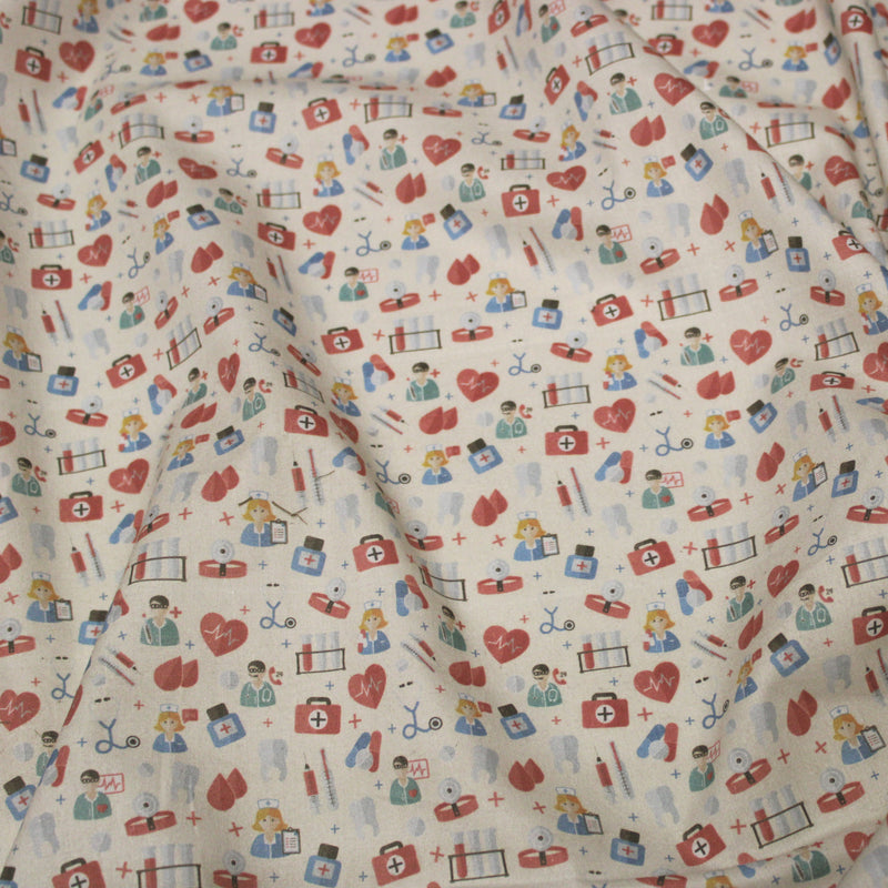 Tissu cotonnade motif médical docteurs et infirmières – fond écru