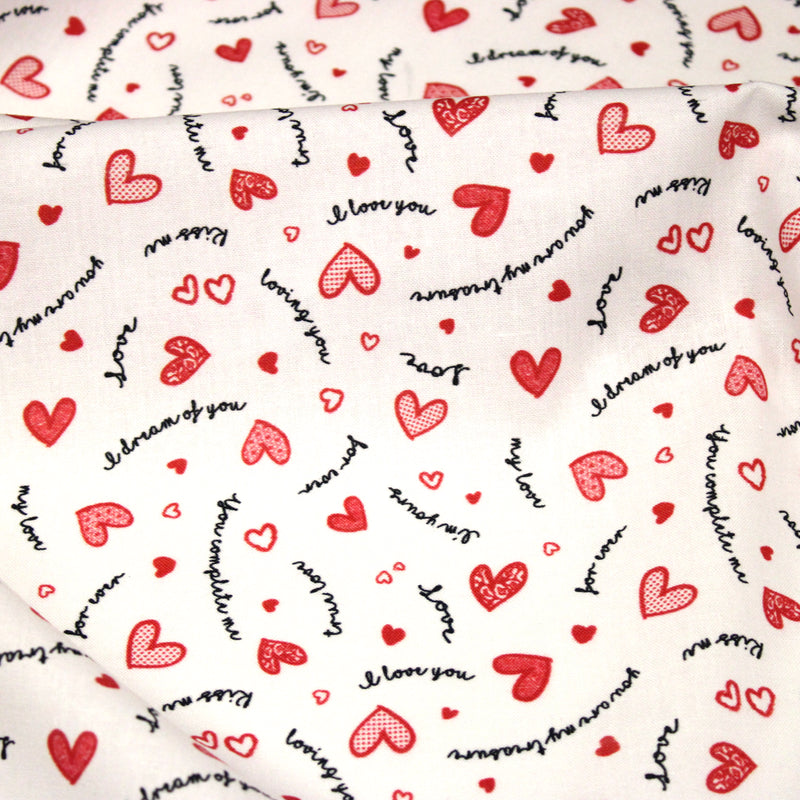 Tissu cotonnade LOVE LOVE, petits cœurs rouges et mots d’amour sur fond blanc