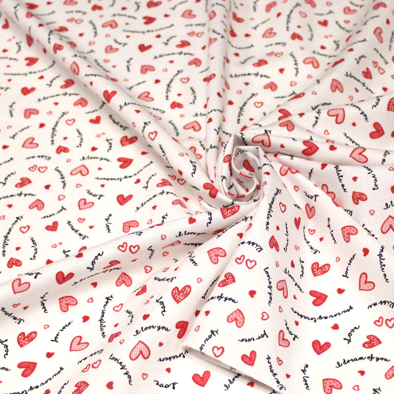Tissu cotonnade LOVE LOVE, petits cœurs rouges et mots d’amour sur fond blanc