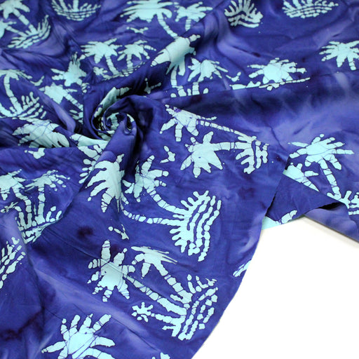 Tissu coton BATIK aux palmiers bleu ciel, fond bleu roi - MADE IN INDIA - tissuspipi.com