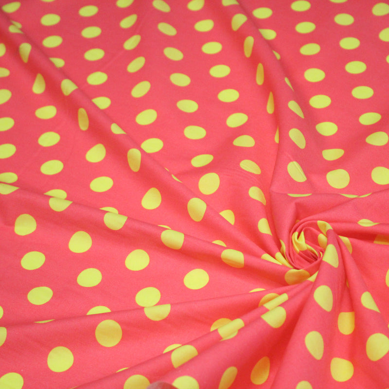 Tissu popeline de coton rose à pois jaunes 18mm - COLLECTION POLKA DOT - tissuspipi.com